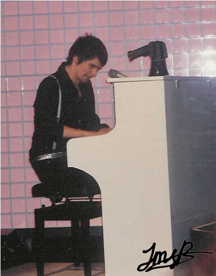 File:Matt piano sig.jpg