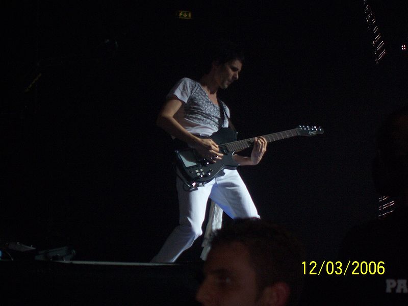 File:Milan 2006-12-04 - Matthew Bellamy.jpg
